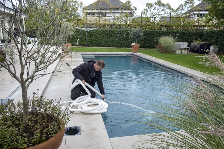 zwembadbodem schoonmaken